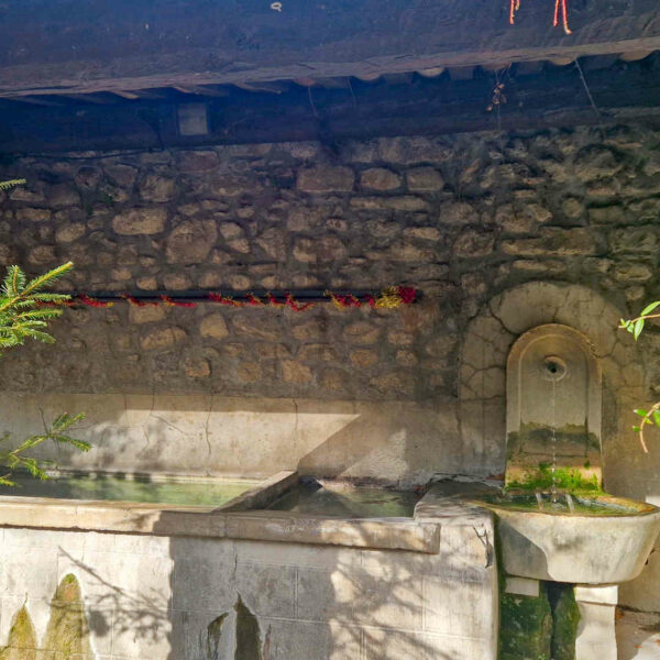 Lucéram, village de Lucéram, Alpes-Maritimes, arrière-pays niçois, village médiéval Provence, photos Lucéram, patrimoine provençal, ruelles pittoresques, village perché, circuit des crèches Lucéram