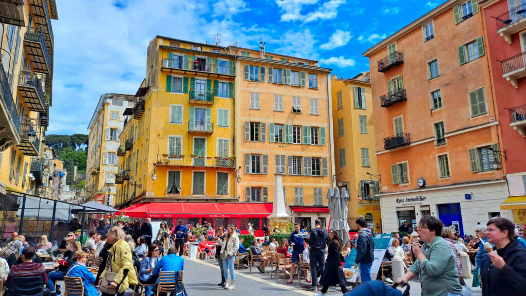 Immeuble aux tons pastel dans le Vieux-Nice, la PLace Rossetti