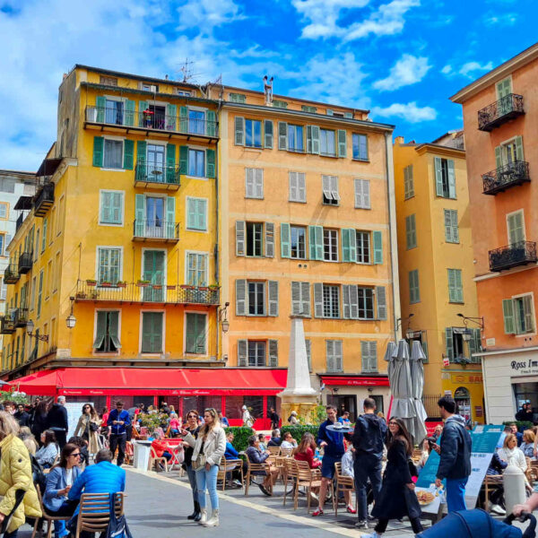 Immeuble aux tons pastel dans le Vieux-Nice, la PLace Rossetti