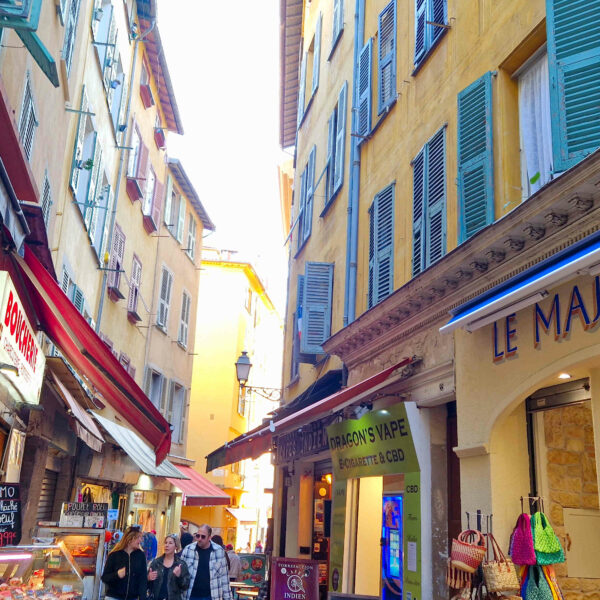 le vieux nice et ses ruelles commerçantes