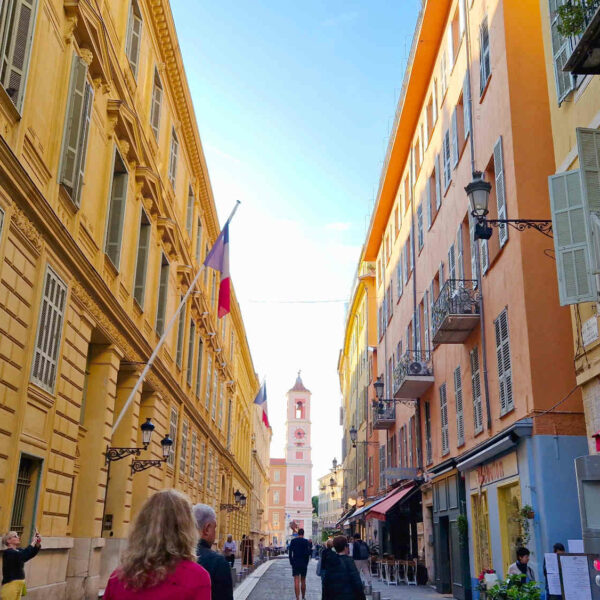 Rue bordée d’immeubles traditionnels niçois