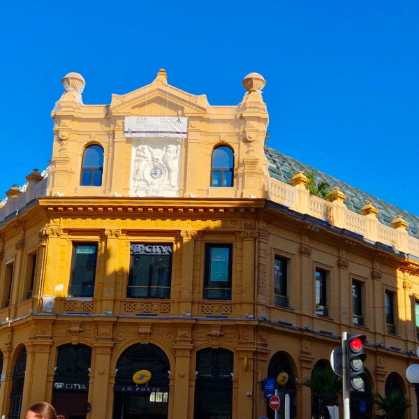 Façade ocre et jaune typique de l’architecture niçoise