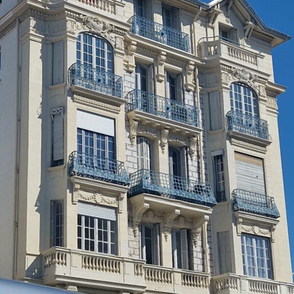 Dôme et détails ornementaux d’un bâtiment à Nice