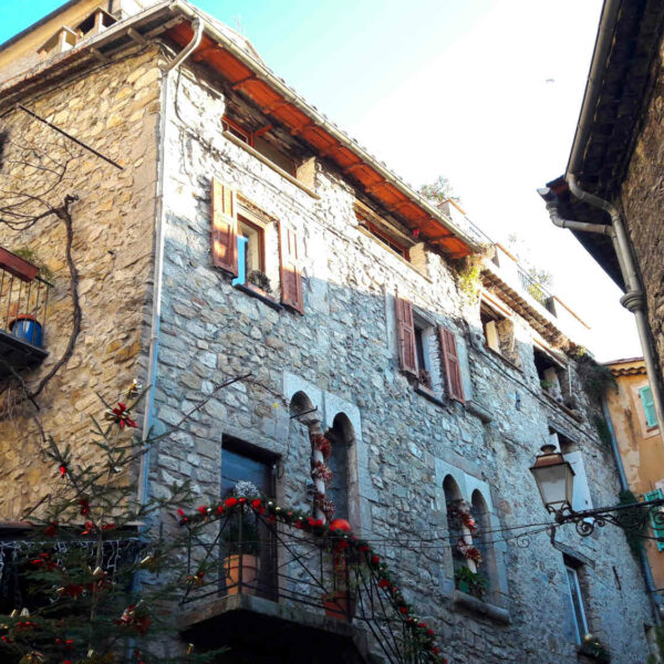 Lucéram, village de Lucéram, Alpes-Maritimes, arrière-pays niçois, village médiéval Provence, photos Lucéram, patrimoine provençal, ruelles pittoresques, village perché, circuit des crèches Lucéram