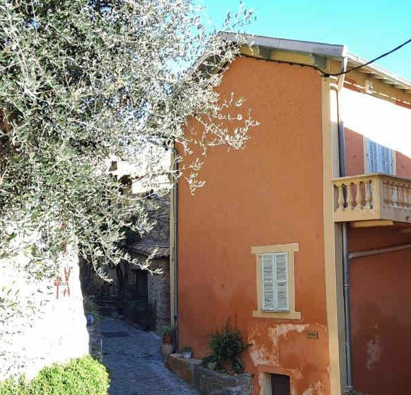 coaraze  plus  beau  village  france  cote  d  azur  visiter  idee  cadrans  solaires