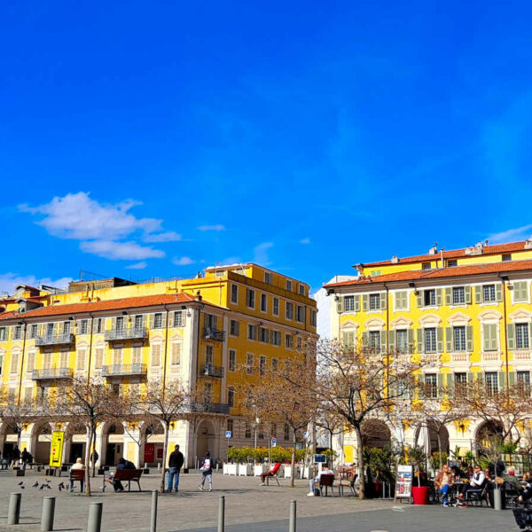Façade ocre et jaune typique de l’architecture niçoise, PLace Garibaldi