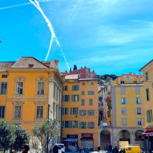 Façade ocre et jaune typique de l’architecture niçoise