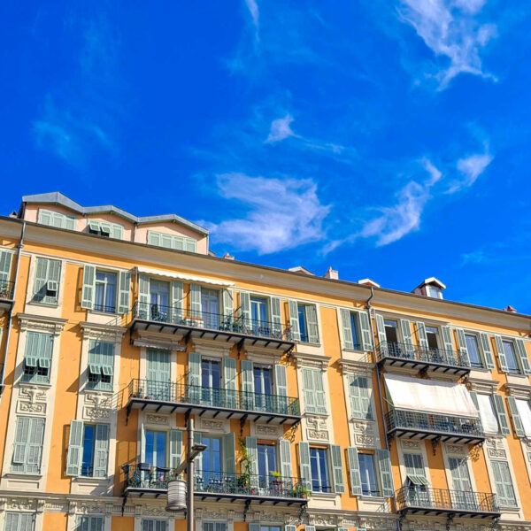 Façade ocre et jaune typique de l’architecture niçoise