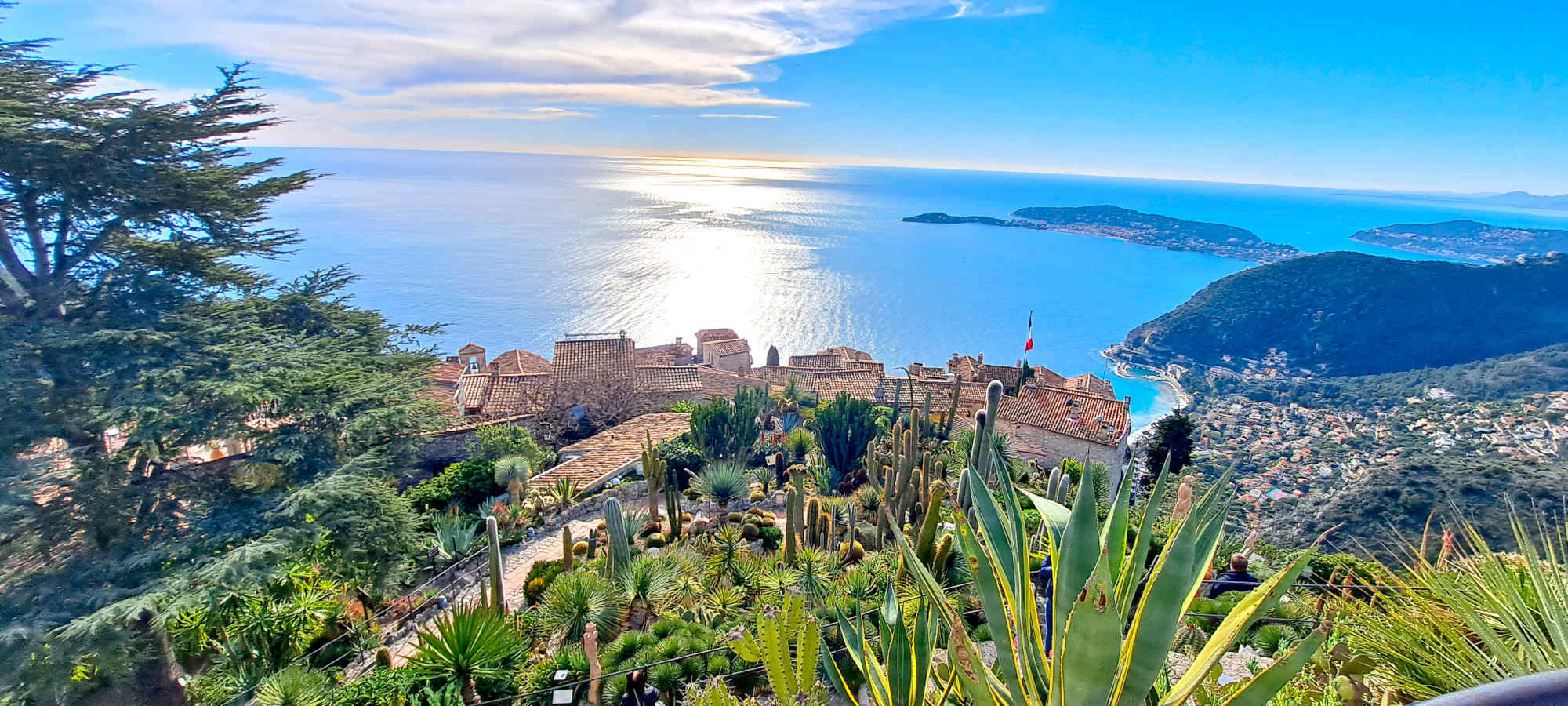 Touristes en visite à Èze, charmant village perché de la Côte d’Azur