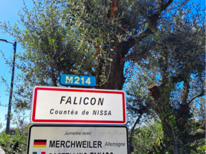 Falicon village des oeillets et point de vue sur Nice et la Baie des Anges