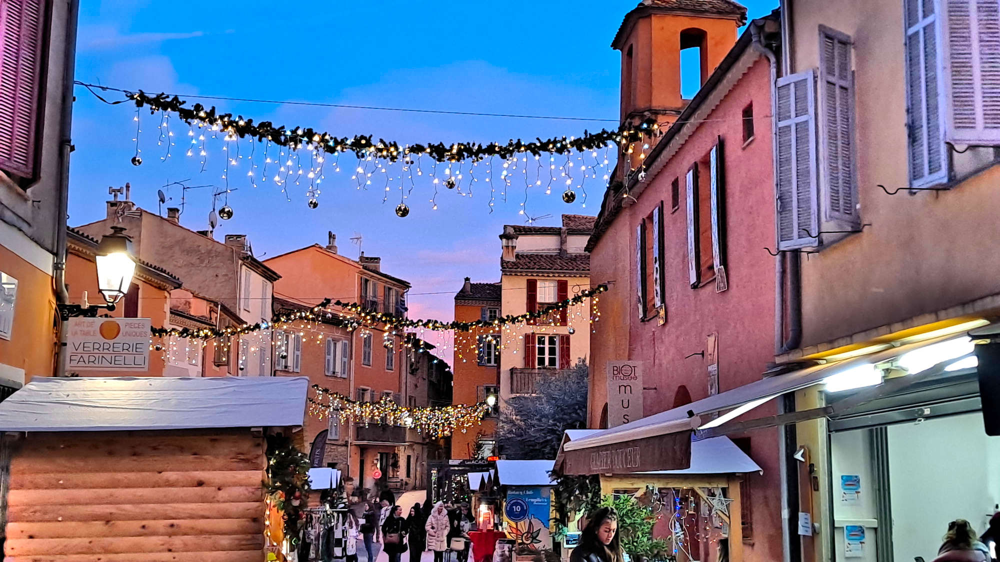 Pendant vos vacances sur la Côte d’Azur, découvrez et visitez le joli village provençal de Biot