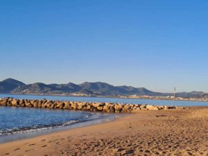 Herrlicher Spaziergang am Meer in Cannes, in der Sonne der Côte d’Azur