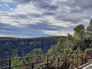Eine einfache Familienwanderung zwischen Bar sur Loup und Tourrettes sur Loup