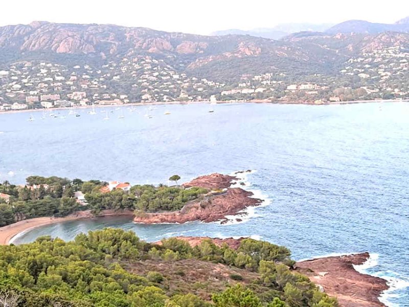 The Corniche d’Or, between the sea and the Estérel, from Mandelieu to Saint Raphaël and Fréjus