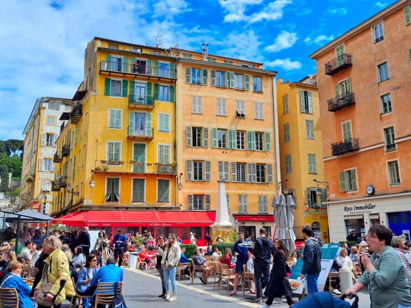 Immeuble aux tons pastel dans le Vieux-Nice, la PLace Rossetti