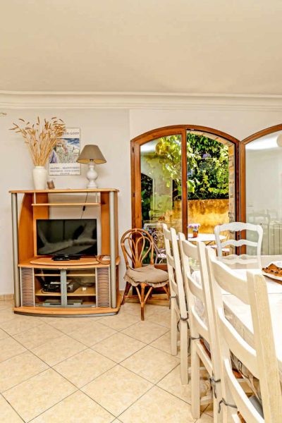 2.-Salon-5-location-gites-france-direct-particulier-cote-d-azur-06-cannes-nice-antibes-mandelieu-eugenie