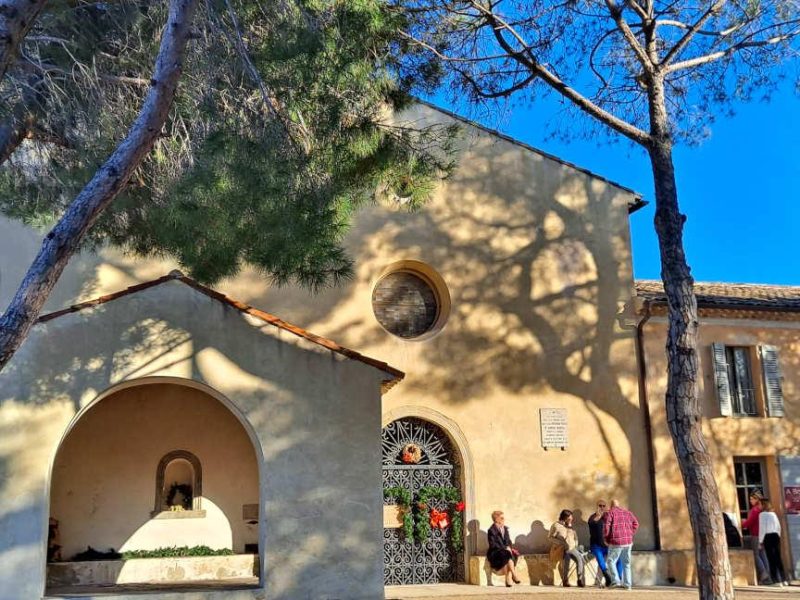 La chapelle Notre Dame de la Garoupe à Antibes, les crèches et les ex-votos