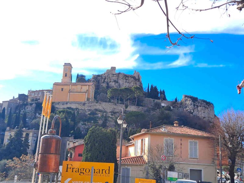 Ruelles pittoresques du vieux village d’Èze, destination incontournable sur la Côte d’Azur