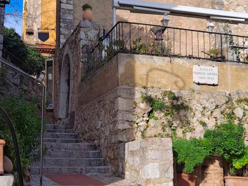 Vue panoramique sur le village d’Èze perché au-dessus de la Méditerranée
