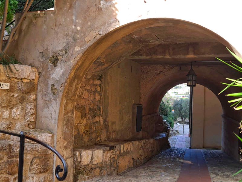 Village médiéval perché d’Èze sur la Côte d’Azur, entre Nice et Monaco