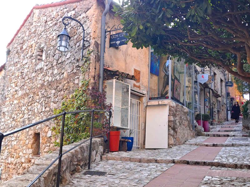 Vue depuis Èze sur la mer Méditerranée, destination de vacances ensoleillée