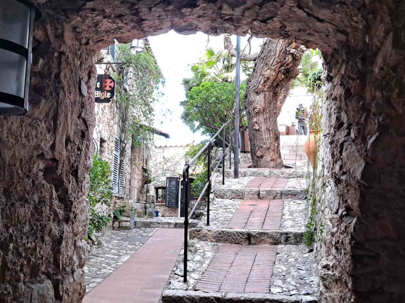Touristes en visite à Èze, charmant village perché de la Côte d’Azur