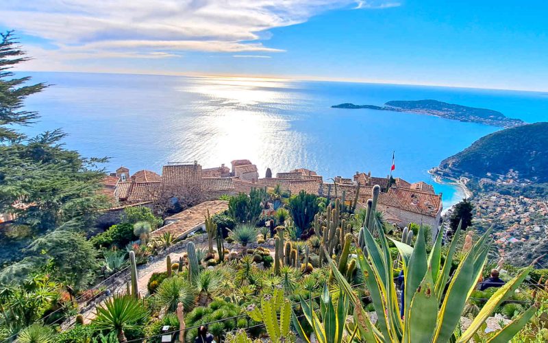 Touristes en visite à Èze, charmant village perché de la Côte d’Azur
