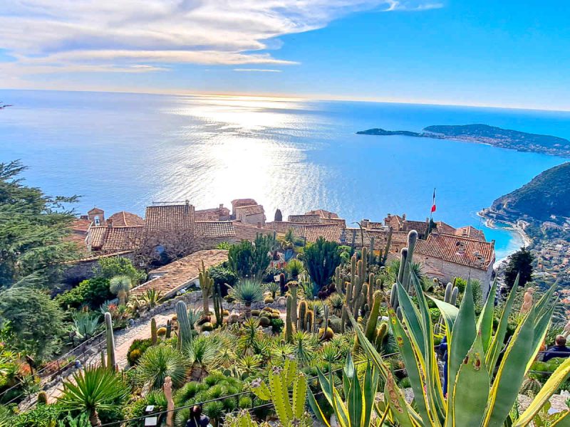 Touristes en visite à Èze, charmant village perché de la Côte d’Azur