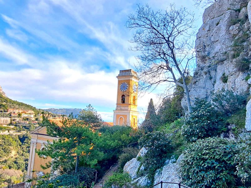 Touristes en visite à Èze, charmant village perché de la Côte d’Azur