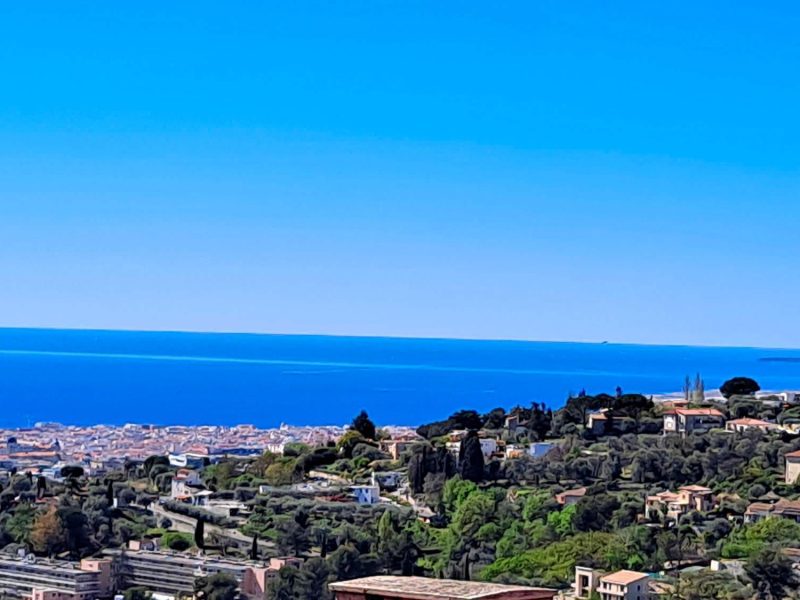 Falicon village des oeillets et point de vue sur Nice et la Baie des Anges