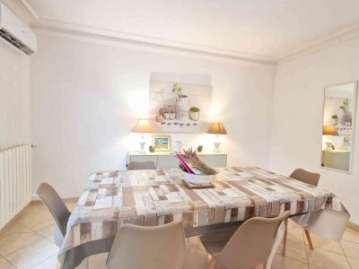 Salon lumineux d’un appartement de vacances près de Cannes et Nice
