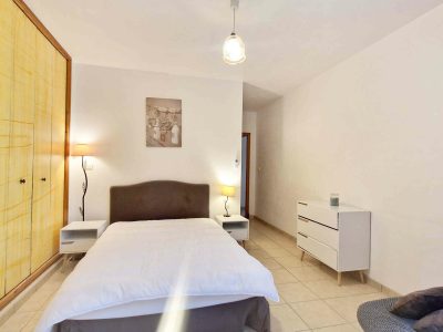 Chambre équipée avec rangements, location meublée longue durée dans les Alpes-Maritimes près de Sophia Antipolis et Grasse