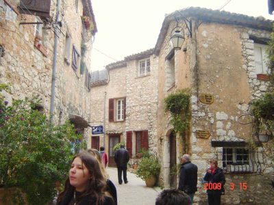 Tourrettes sur Loup A 15 mn de nos gîtes