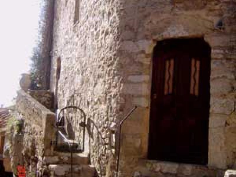 Vue panoramique sur le village d’Èze perché au-dessus de la Méditerranée