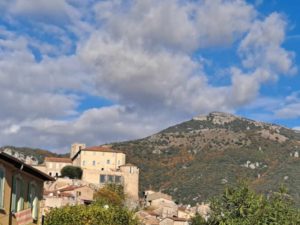 Spazieren Sie in der Sonne der französischen Riviera nach Bar-sur-Loup