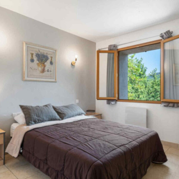 The linen service, beds made on arrival, is FREE for you!